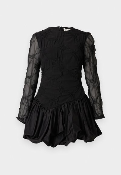 Rochie neagră cu mâneci lungi transparente brodate, corset texturat și fustă evazată, adunată. Prezintă o închidere cu fermoar la spate.