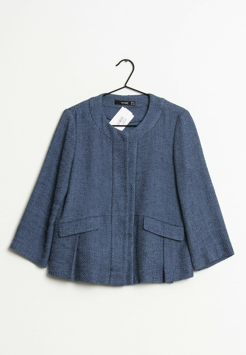 Blaue strukturierte Jacke mit runder Ausschnitt, Dreiviertelärmeln und zwei Vordertaschen. An den Etiketten sind Größen- und Pflegehinweise angebracht.