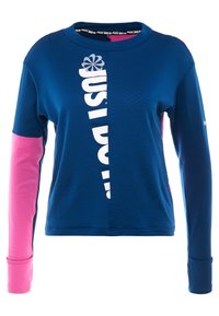 Blaues Langarmshirt mit großem weißen "JUST DO IT"-Schriftzug, rosa Akzentärmel, strukturiertem Stoff und Rundhalsausschnitt.