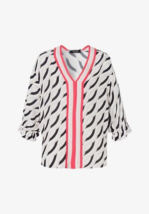 Weiße Bluse mit schwarzen und grauen Wellenmustern; hat einen tiefen V-Ausschnitt und pinke senkrechte Streifen; dreiviertel Ärmel mit Rüschensaum.