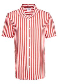 Camisa de manga corta con botones, presenta atrevidas rayas verticales rojas y blancas, un cuello puntiagudo y cinco botones blancos en la parte frontal.