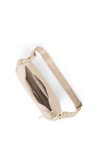 Borsa a tracolla in pelle beige con una tracolla in finitura satinata. Presenta una chiusura con zip, una tasca interna e un design annodato a un'estremità.