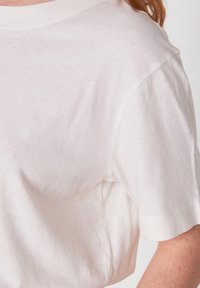 Wit katoenen T-shirt met korte mouwen en een ronde hals; heeft een zachte textuur en een ontspannen pasvorm, ideaal voor casual draag.