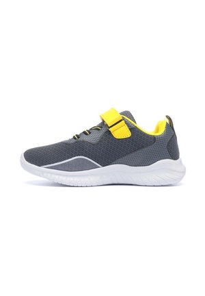 Chaussure de sport grise et jaune avec empeigne en mesh respirant, bride jaune et doublure intérieure, semelle blanche texturée et languette au talon.