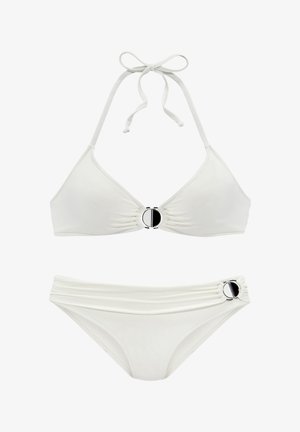 Weißes Bikini-Set mit einem Halterneck-Top, das einen silbernen Akzentring und Raffungdetails aufweist, kombiniert mit hochgeschnittenen Bottoms mit seitlichem Ringdetail.