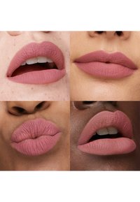 Neljä lähikuvaa erilaisista suista, joissa on mattapunainen mauve-huulipuna, esittäen vaihtelevia huulten muotoja ja ihon sävyjä.