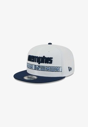 Weißes Snapback-Cap mit navyfarbenem Schirm, mit erhabenen "memphis"-Schriftzug und gemustertem Band mit geometrischen Designs in Blau und Weiß.