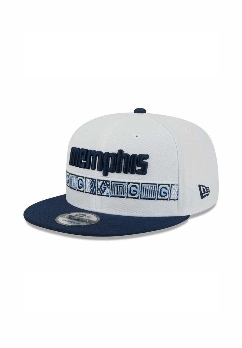 Weißes Snapback-Cap mit navyfarbenem Schirm, mit erhabenen "memphis"-Schriftzug und gemustertem Band mit geometrischen Designs in Blau und Weiß.