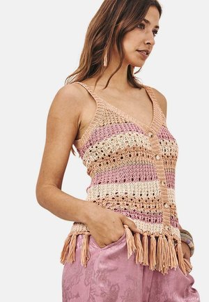 Chaleco de crochet con escote en V, que presenta rayas en tonos rosa, beige y crema, cierre con botones y dobladillo con flecos. Material suave y texturizado.