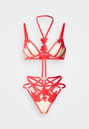 Ensemble de lingerie rouge comprenant un soutien-gorge triangulaire avec broderie florale et détails à lanières, associé à un string assorti à lanières.