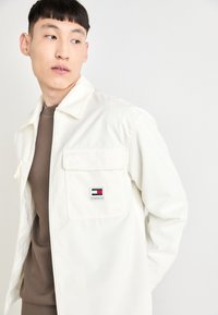Tommy Jeans CHUNKY - Lehká bunda - ancient white