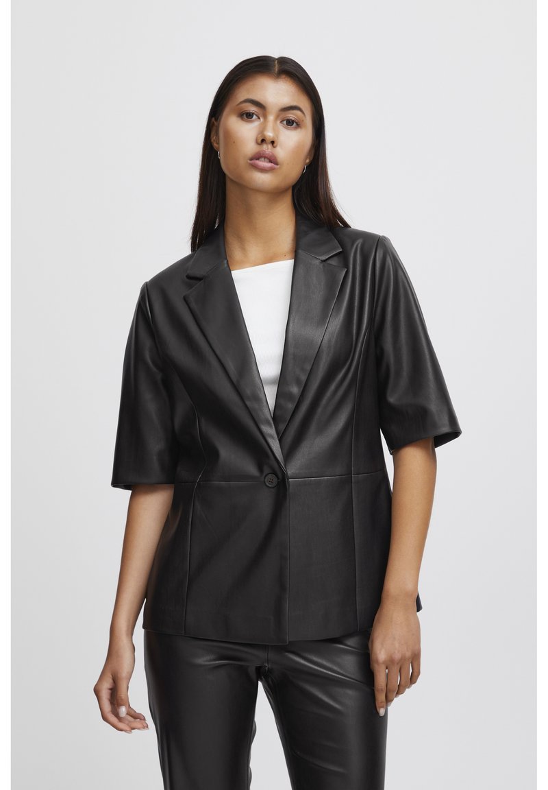 Must tikk nahast bleiser lühikeste varrukatega, ühe nööbi kinnitusega ja struktureeritud disainiga. Sile tekstuur koos minimalistlike õmblustega.