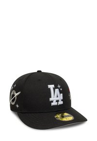 Gorra de béisbol negra con el logotipo blanco "LA" en la parte frontal, parches temáticos del espacio en los lados y una etiqueta dorada de tamaño en el borde.