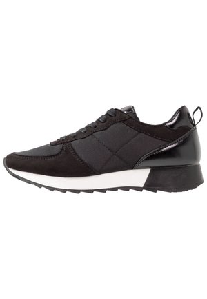 Sneaker nera con una combinazione di suede e tessuto testurizzato, una suola intermedia bianca e un design decorato sulla parte superiore. Suola in gomma con trazione.