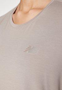 New Balance DRAPEY OVERSIZED - Camiseta estampada - light mushroom