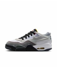Buty sportowe z białą siateczką na górze, szarymi zamszowymi akcentami i czarnymi sznurówkami. Posiadają widoczną jednostkę Air w podeszwie oraz kolorowe elementy brandingowe.