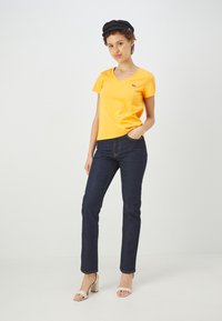 Levi's® PERFECT VNECK - Navadna majica - orange