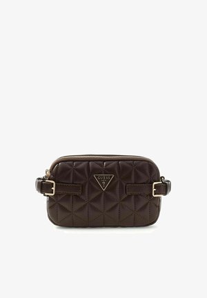 Dunkelbraune, gesteppte Leder-Umhängetasche mit goldfarbenen Schnallen und Guess USA Logo-Plakette in der Mitte vorne.