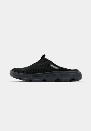 Sort mesh slip-on sko med en struktureret overdel, polstret sål og en chunky ydersål med flere riller for bedre greb.