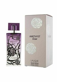 Lila glasparfymflaska med blommigt svart mönster; åtföljd av en blek låda med ett liknande blommönster och text. 100 ml storlek.