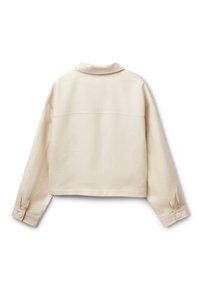 Zkrácená béžová košile s jemnou texturou, klasickým límcem, dlouhými rukávy a knoflíkovými manžetami. Žádné viditelné vzory ani akcenty.