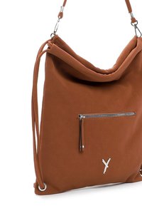 Sac d'épaule marron texturé avec bandoulière détachable, poche avant zippée et petit logo argenté près du coin inférieur droit.