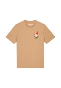 Bruine T-shirt met korte mouwen met een afbeelding van een gnome die een gereedschap vasthoudt op de linkerborst. Gemaakt van zacht katoen.