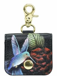 Schwarze Lederbörse mit einem bunten Design von Kolibris und Tannenzapfen. Goldene Beschläge und Knopfdetails. Strukturierte Oberfläche.
