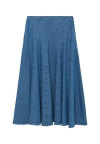 Jupe en denim avec une silhouette évasée, présentant une texture légère, une couleur bleue et des coutures en biais le long des panneaux.