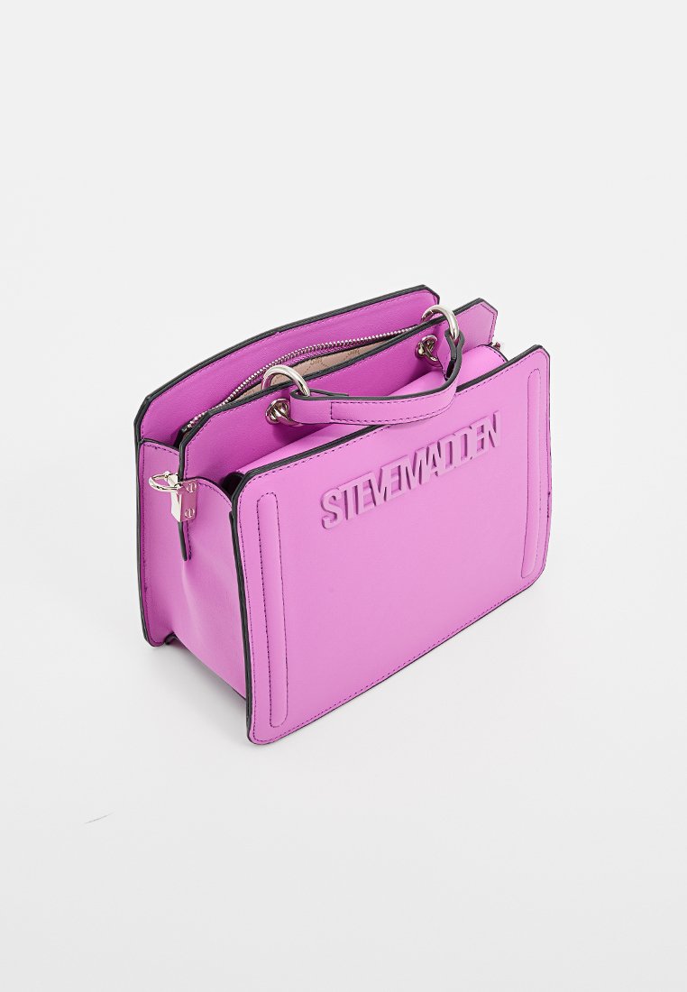 Sac à main en synthétique rose avec des accents noirs, de forme rectangulaire, avec des poignées supérieures, un logo en relief à l'avant, et une fermeture éclair pour la fermeture.