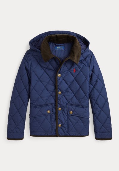 Veste matelassée bleu marine avec col en velours côtelé marron, boutons-pression sur le devant, deux poches à rabat avant et logo Polo Ralph Lauren rouge sur la poitrine.