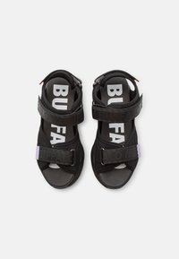 Sandali neri con più cinturini, dotati di una soletta imbottita e un audace logo "BUFFALO". Accentuati da dettagli in viola e verde.