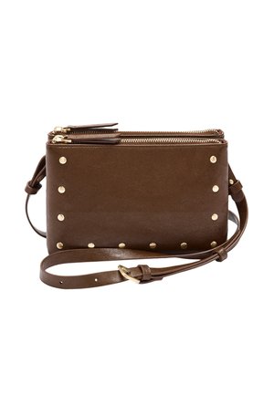 Brązowa skórzana torebka na ramię z złotymi ćwiekami, dwoma zamykanymi na suwak przegródkami oraz regulowanym paskiem z klamrą.