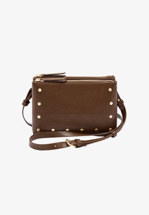 Brązowa skórzana torebka na ramię z złotymi ćwiekami, dwoma zamykanymi na suwak przegródkami oraz regulowanym paskiem z klamrą.