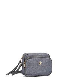Borsa a tracolla grigia con texture, dotata di due scomparti con zip, hardware in tonalità oro e tracolla regolabile. Accented con un logo circolare.