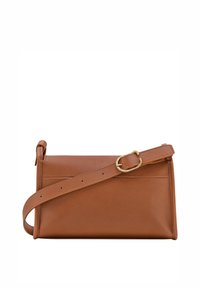 Borsa a tracolla rettangolare in pelle marrone con superficie texturizzata, cinturino regolabile e fibbia rotonda dorata su sfondo bianco.