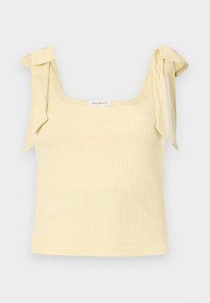 Ανοιχτό κίτρινο ριμπ αμάνικο τοπ με τετράγωνο ντεκολτέ και δεμένες τιράντες στους ώμους, με ετικέτα "EVEN&ODD" στο εσωτερικό του γιακά.