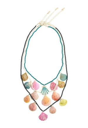 Drei geschichtete Halsketten mit bunten Muschelanhängern in Form von Jakobsmuscheln und kleinen runden Perlen in Schwarz, Weiß und Türkis an goldenen Ketten.