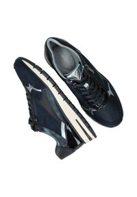 Marineblaue Sneaker aus einer Kombination von Wildleder und Mesh, mit silbernem Akzent, strukturiertem Stoff und einer weißen Gummisohle mit schwarzem Streifen.