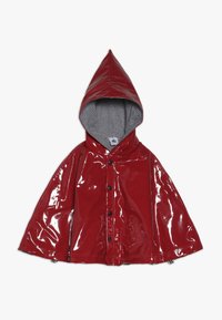 Czerwony, błyszczący płaszcz przeciwdeszczowy z wydłu�żonym kapturem, czarnymi guzikami i paskowanym wnętrzem. Posiada luźny krój, co ułatwia noszenie.