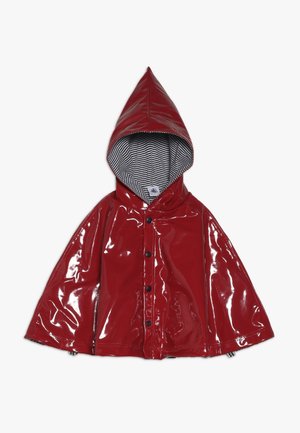 Rød skinnende regnfrakke med spids hætte, sorte knapper og stribet indvendig foret. Har et løst design for nem påklædning.