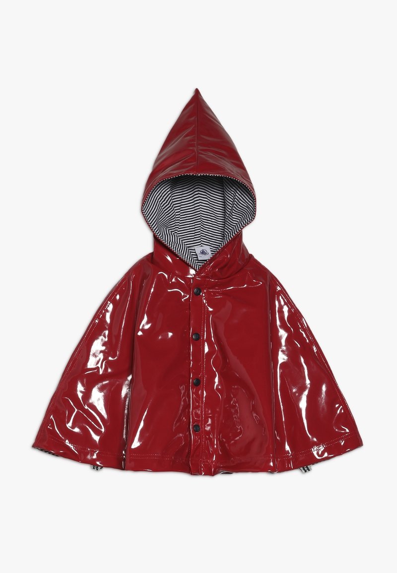 Czerwony, błyszczący płaszcz przeciwdeszczowy z wydłużonym kapturem, czarnymi guzikami i paskowanym wnętrzem. Posiada luźny krój, co ułatwia noszenie.