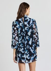 Kleid mit kurzen Ärmeln aus transparentem Stoff mit blauem und schwarzem abstraktem Blumenmuster, tailliert und mit einem Ausschnitt am Rücken.