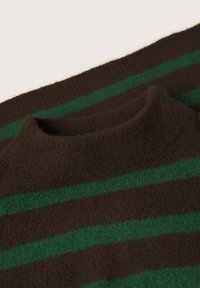 Pull en laine rayé marron et vert avec une texture douce, montrant le haut de la poitrine et un col rond.