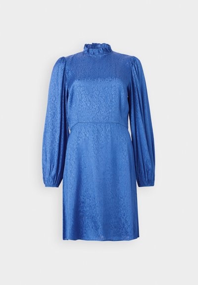 Zila kleita ar garām, pūkainām piedurknēm, augstu krokotu apkakli un teksturētu ziedu rakstu. Audumam ir gluda spīduma virsma un pieguļošs josta.