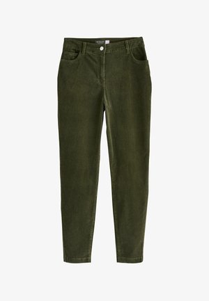 Pantalons slim-fit vert olive en douce côtelé. Dotés d'une fermeture à bouton, de passants de ceinture, de poches avant et d'un design de jambe fuselée.