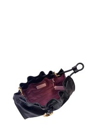 Borsa in pelle nera con bordi arricciati, dettagli in catena dorata e interno bordeaux. Presenta due etichette interne e una maniglia rotonda.