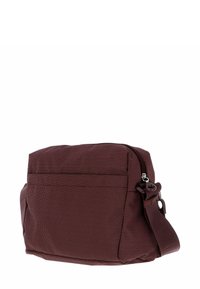 Sac messager en tissu bordeaux avec une surface texturée, doté d'une fermeture zippée, d'une bandoulière réglable et d'une poche avant pour le rangement.