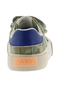 Sneaker in tela camouflage verde con toppa in pelle blu sul tallone, suola in gomma e logo "victoria" arancione sul retro. Chiusura con lacci, motivi testurizzati.