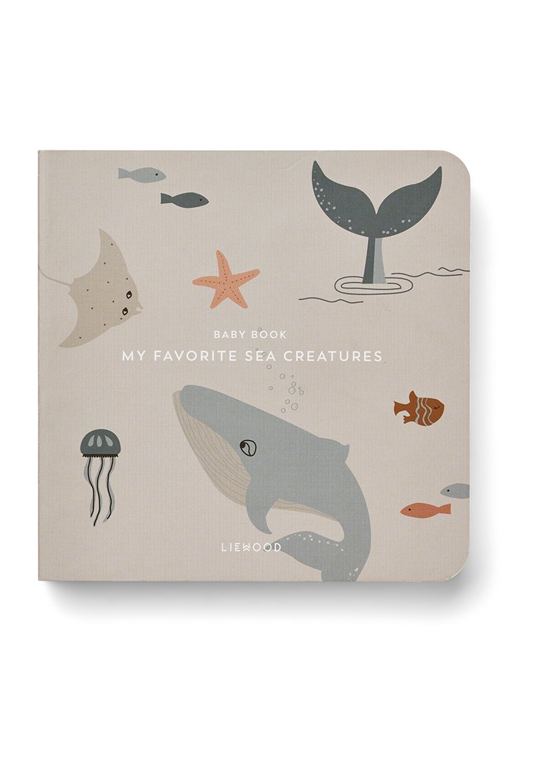 Livre pour bébés en couverture souple présentant des créatures marines. Fond beige avec des illustrations d'une baleine, d'une méduse, d'un raie, d'un poisson et d'une étoile de mer.